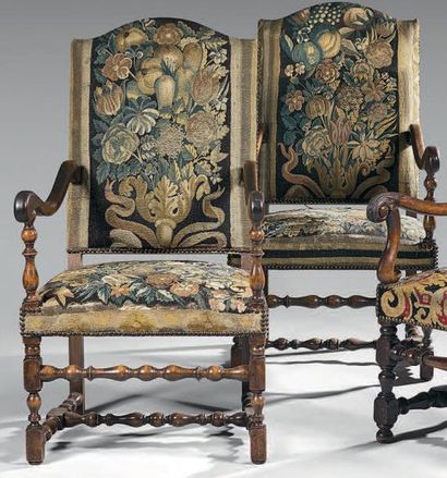 Paire de fauteuils à haut dossier cintré...
