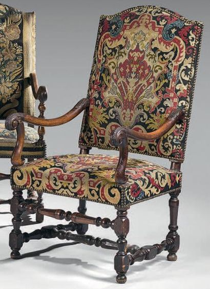 Fauteuil en noyer à haut dossier cintré à...