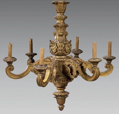 Lustre en bois sculpté et doré, le fût balustre...