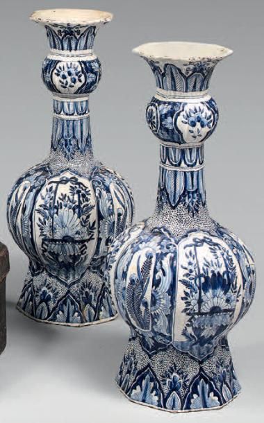 Paire de vases balustre à haut col en faïence...