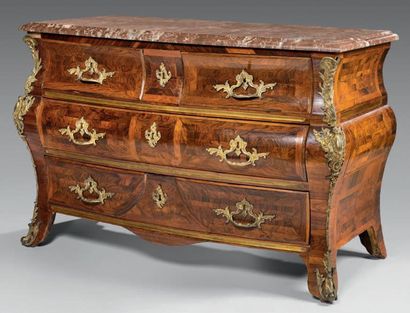Commode tombeau en placage de palissandre...