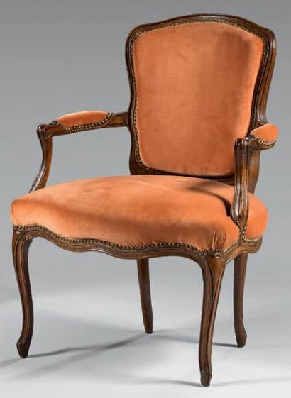 Fauteuil en bois naturel mouluré, le dossier...