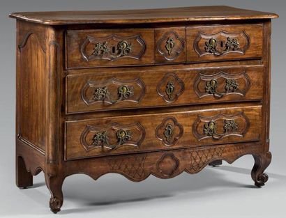 Commode à façade légèrement galbée en bois...