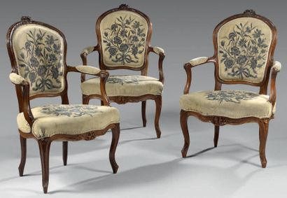 Suite de trois fauteuils à dossier cabriolet...