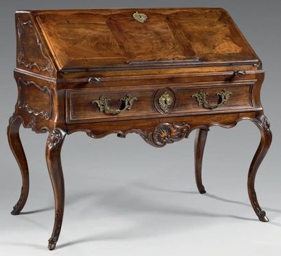 Bureau de pente en bois fruitier mouluré...