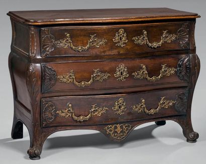 Commode tombeau en noyer massif. Ouvre à...
