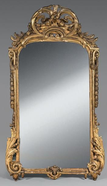 Miroir en bois doré, le fronton à cartouche...