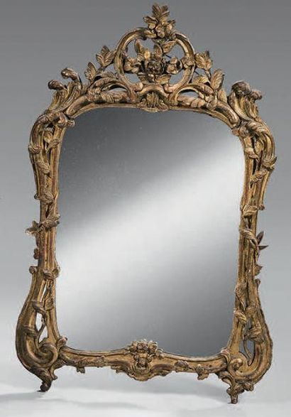 Miroir de forme chantournée en bois doré,...