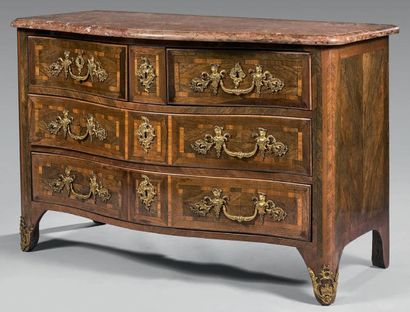 Commode à façade cintrée en placage de palissandre...