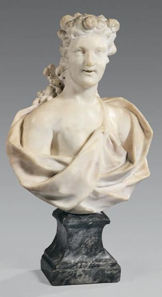 Buste de femme en marbre blanc, la chevelure...