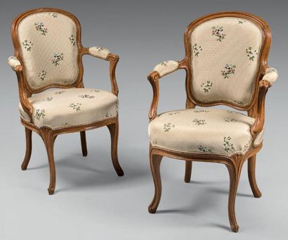 Paire de petits fauteuils cabriolet en bois...