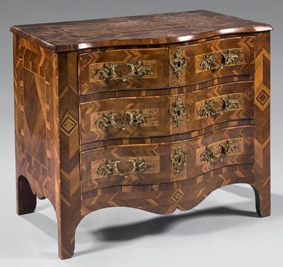 Petite commode en placage de bois fruitier...