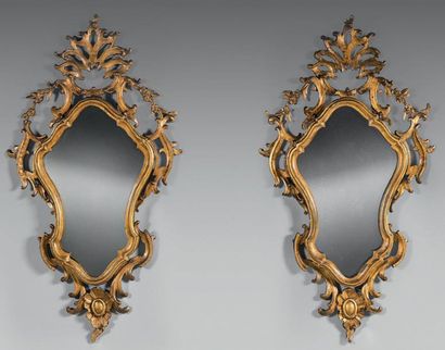 Paire de miroirs en bois redoré de forme...