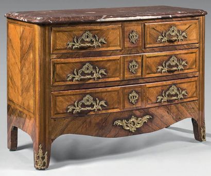 Commode à façade légèrement cintrée marquetée...