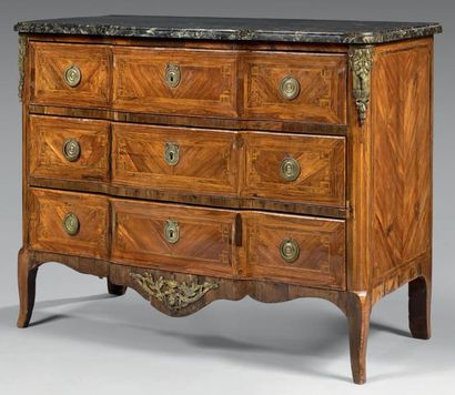 Commode en placage de palissandre et d'amarante...