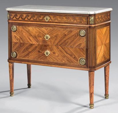 Petite commode marquetée en feuilles de bois...