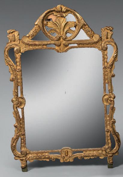 Miroir à fronton de forme chantournée en...