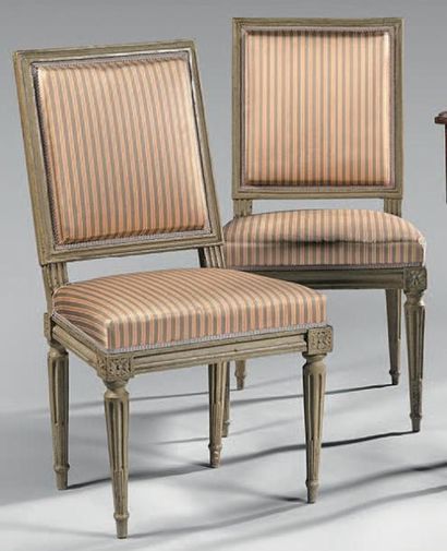 Paire de chaises en bois relaqué à dossier...