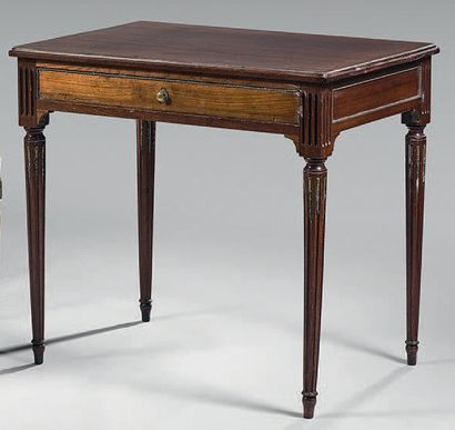Table rectangulaire en acajou, le plateau...