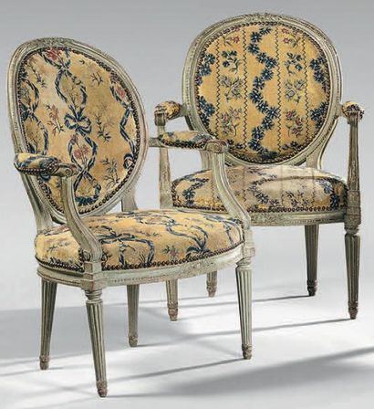 Paire de larges fauteuils en bois relaqué...
