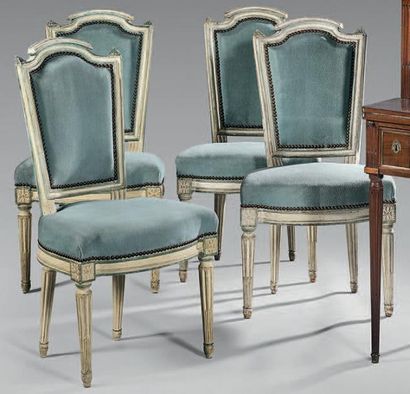 Suite de quatre chaises en bois relaqué crème...