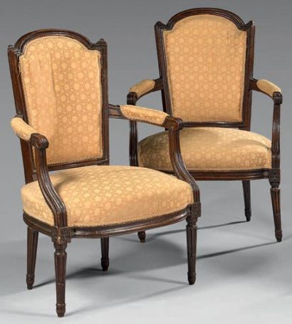 Paire de fauteuils en bois naturel mouluré,...