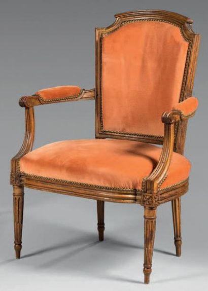 Fauteuil en bois naturel mouluré, le dossier...