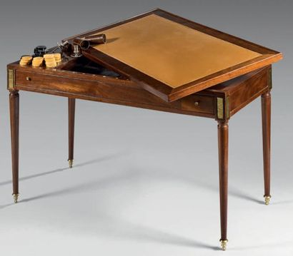 Table tric-trac en acajou et placage d'acajou,...