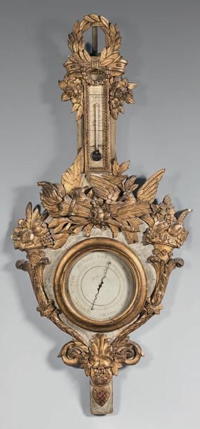 Baromètre thermomètre en bois doré sur fond...