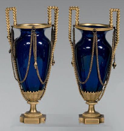 Paire de petits vases ovoïde en cristal bleu...