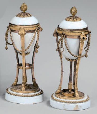 Paire de cassolettes en athénienne, en porcelaine...