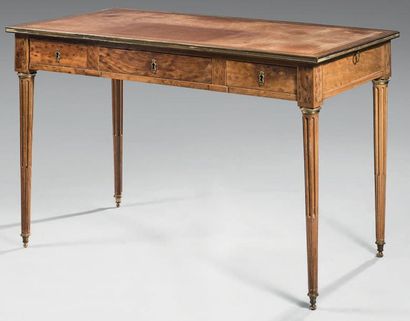 Petit bureau plat en acajou et placage d'acajou...