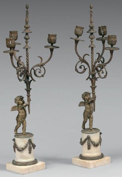 Paire de candélabres en marbre blanc et bronze,...