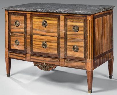 Petite commode à angles vifs marquetée en...