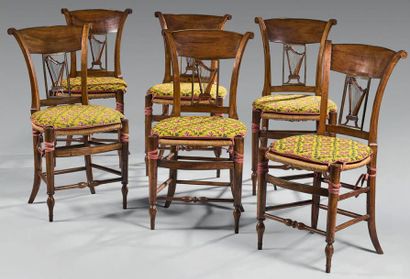 Suite de six chaises en bois fruitier à dossier...