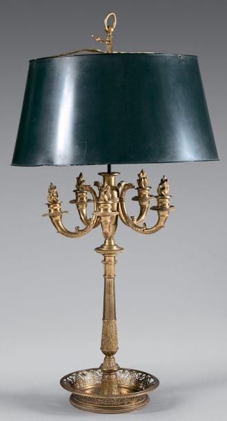 Importante lampe bouillotte en bronze doré.
Le...