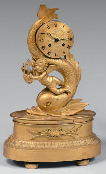 Pendule en bronze doré, un amour tenant une...