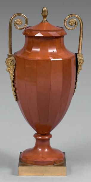 Vase ovoïde couvert sur piédouche en terre...