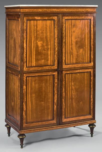 Armoire à hauteur d'appui, ouvrant à deux...