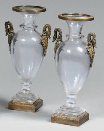 Paire de vases en cristal uni de forme balustre...