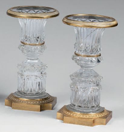 Paire de vases Médicis en cristal moulé partiellement...