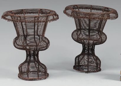 Curieuse paire de vases Médicis ajourés à...