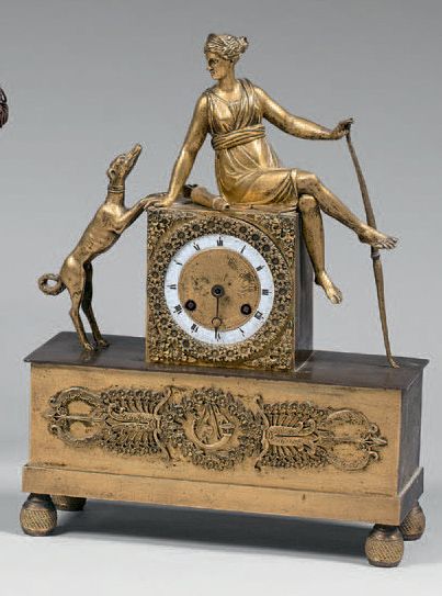 Petite pendule en bronze doré représentant...