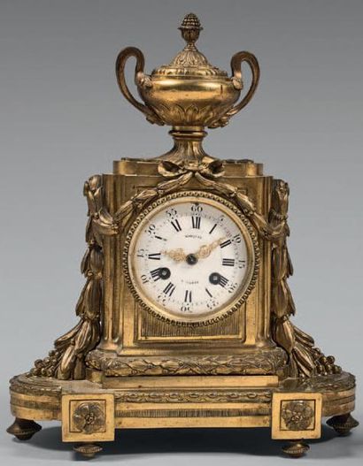 Pendule borne en bronze doré, le mouvement...