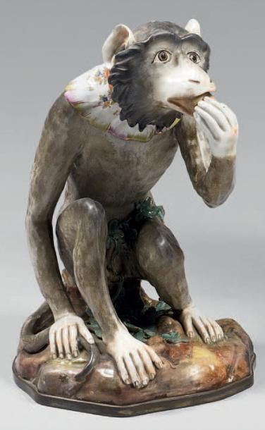 Statue de singe en porcelaine polychrome...