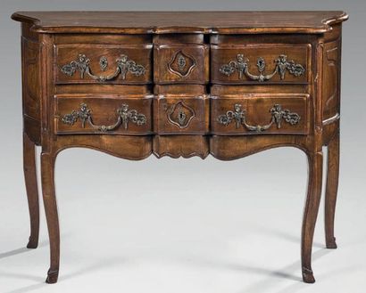 Petite commode en noyer à façade en arbalète...