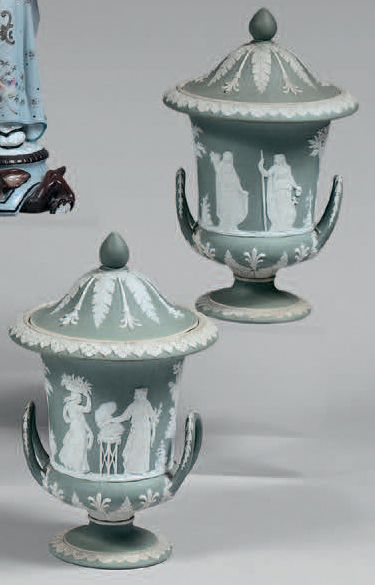 Paire de vases Médicis couverts en porcelaine...