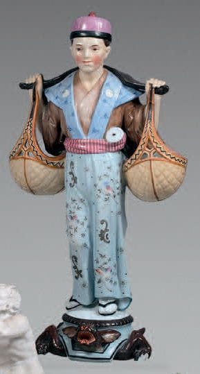 Paire de sujets en porcelaine polychrome...