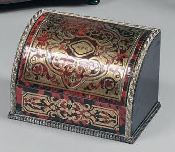 Coffret à parfum dans un écrin rectangulaire...