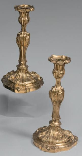 Paire de flambeaux en bronze doré à motifs...